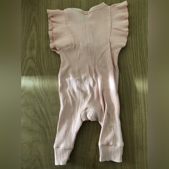 Baby girl|Pastel pink ribbed jumpsuit in short sleeve with ruffles & cute button - Picture 3 of 4